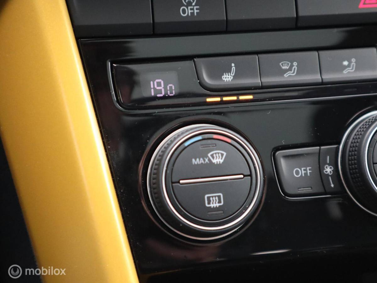Volkswagen T-Roc Volkswagen T-Roc 1.0 TSI Trekhaak ACC Lane PDC Pano Stoelverwarming