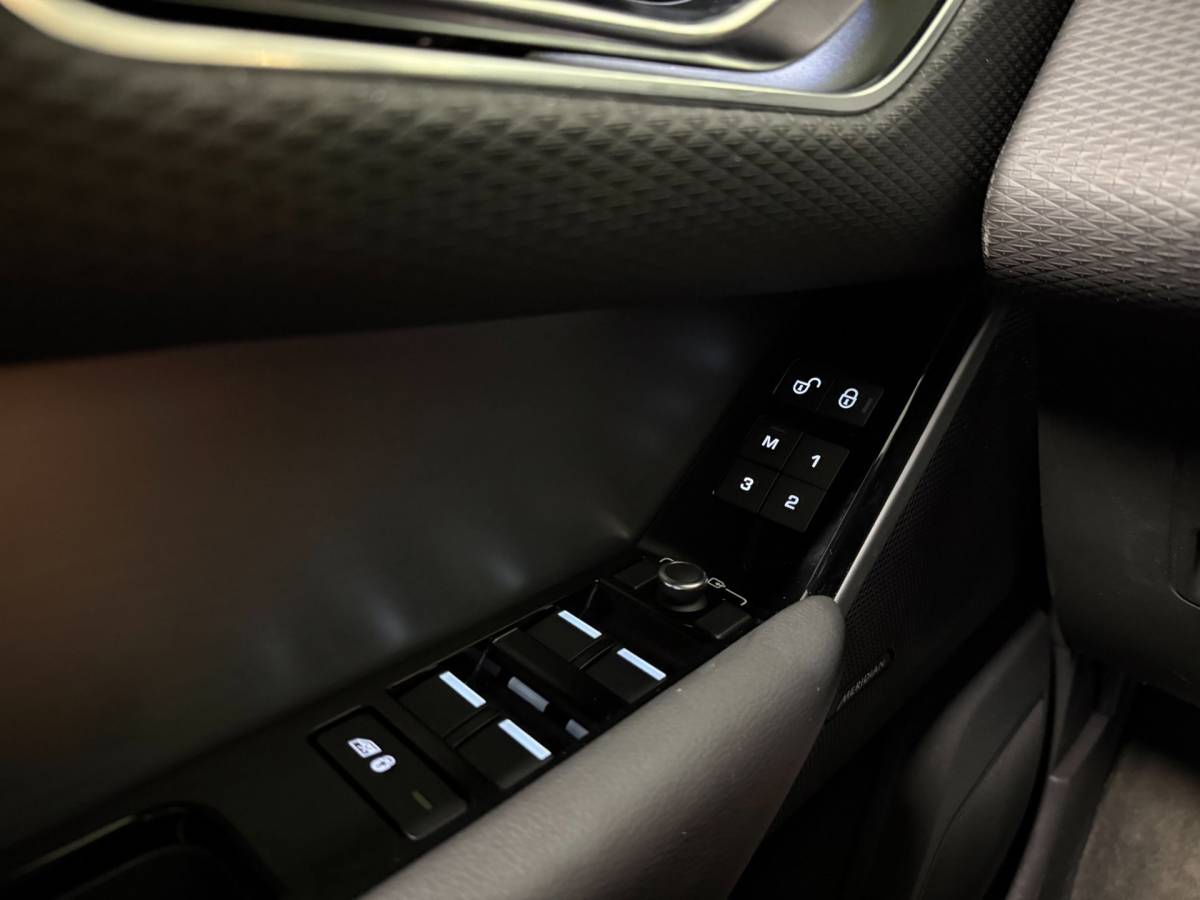 Land Rover Range Rover Velar Land Rover Range Rover Velar 2.0 P250 Turbo AWD R-Dynamic HSE *Stuur/Stoelverw.* Carplay|Meridian|Memory|Camera|Full-Black