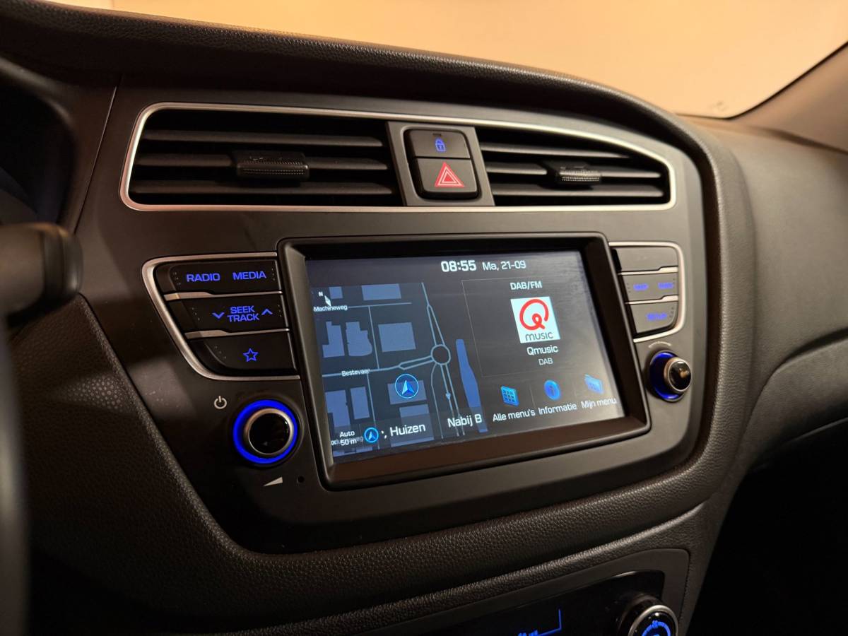 Hyundai i20 Hyundai I20 1.0 T-GDI Comfort *Dealer OH* Carplay|Camera|Navi|DAB|PDC|NAP|All-seasons|Lane-Assist|Lm-Velgen|Koraal kleur