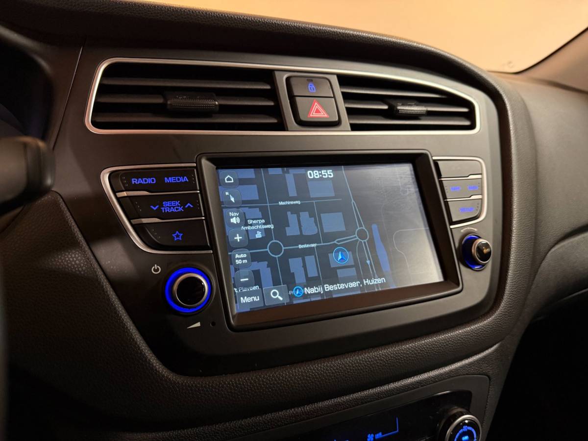 Hyundai i20 Hyundai I20 1.0 T-GDI Comfort *Dealer OH* Carplay|Camera|Navi|DAB|PDC|NAP|All-seasons|Lane-Assist|Lm-Velgen|Koraal kleur