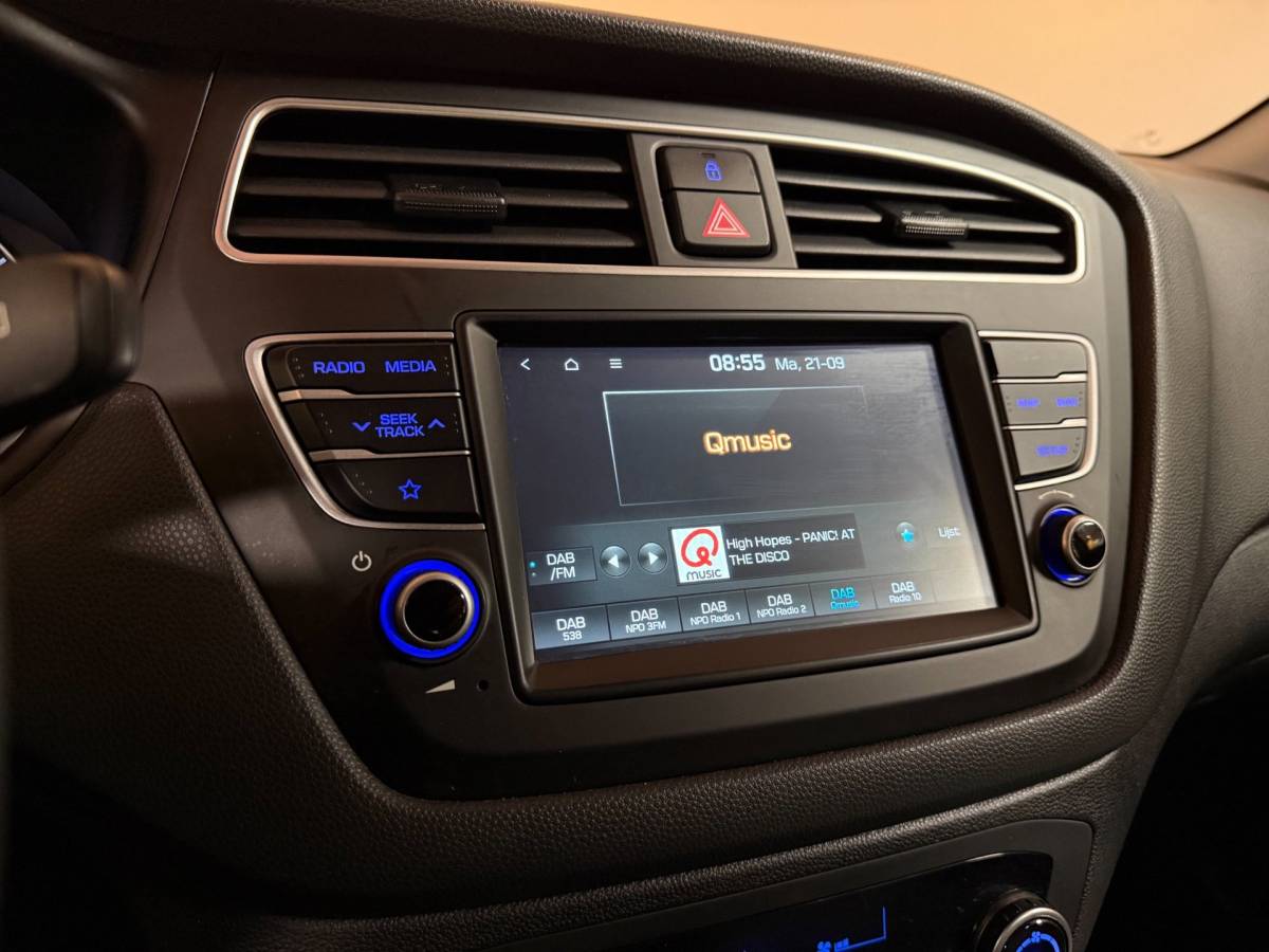 Hyundai i20 Hyundai I20 1.0 T-GDI Comfort *Dealer OH* Carplay|Camera|Navi|DAB|PDC|NAP|All-seasons|Lane-Assist|Lm-Velgen|Koraal kleur
