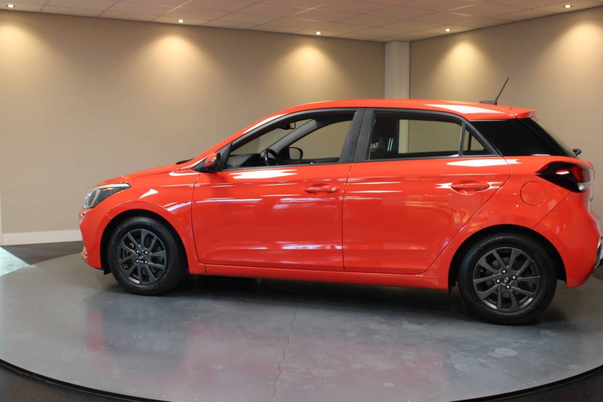 Hyundai i20 Hyundai I20 1.0 T-GDI Comfort *Dealer OH* Carplay|Camera|Navi|DAB|PDC|NAP|All-seasons|Lane-Assist|Lm-Velgen|Koraal kleur
