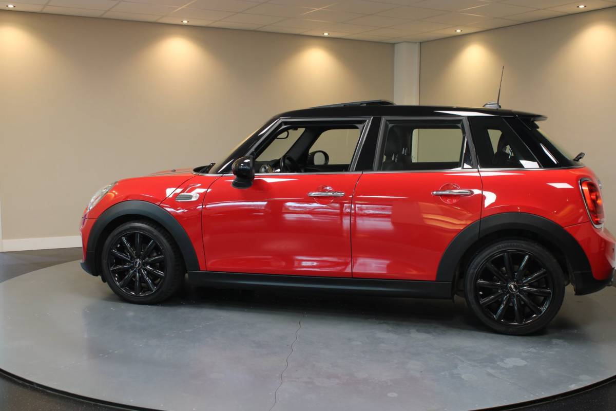 MINI 5-Deurs Mini 5-Deurs 1.5 Cooper Chili Serious Business *Pano/Schuifdak* Stoelverw.|Leer/Alcantara|Keyless|Navi|Cruise|Ambiance verlichting