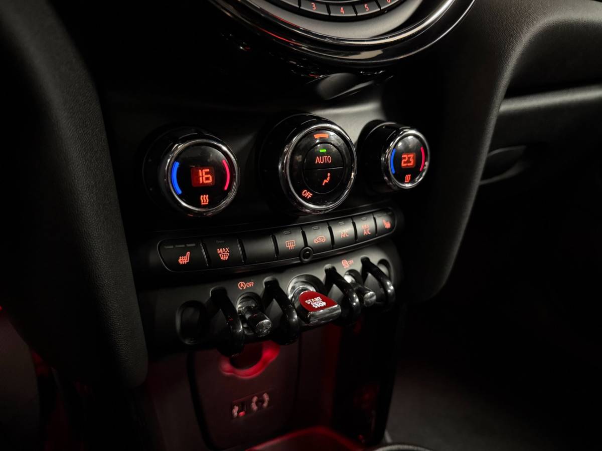 MINI 5-Deurs Mini 5-Deurs 1.5 Cooper Chili Serious Business *Pano/Schuifdak* Stoelverw.|Leer/Alcantara|Keyless|Navi|Cruise|Ambiance verlichting