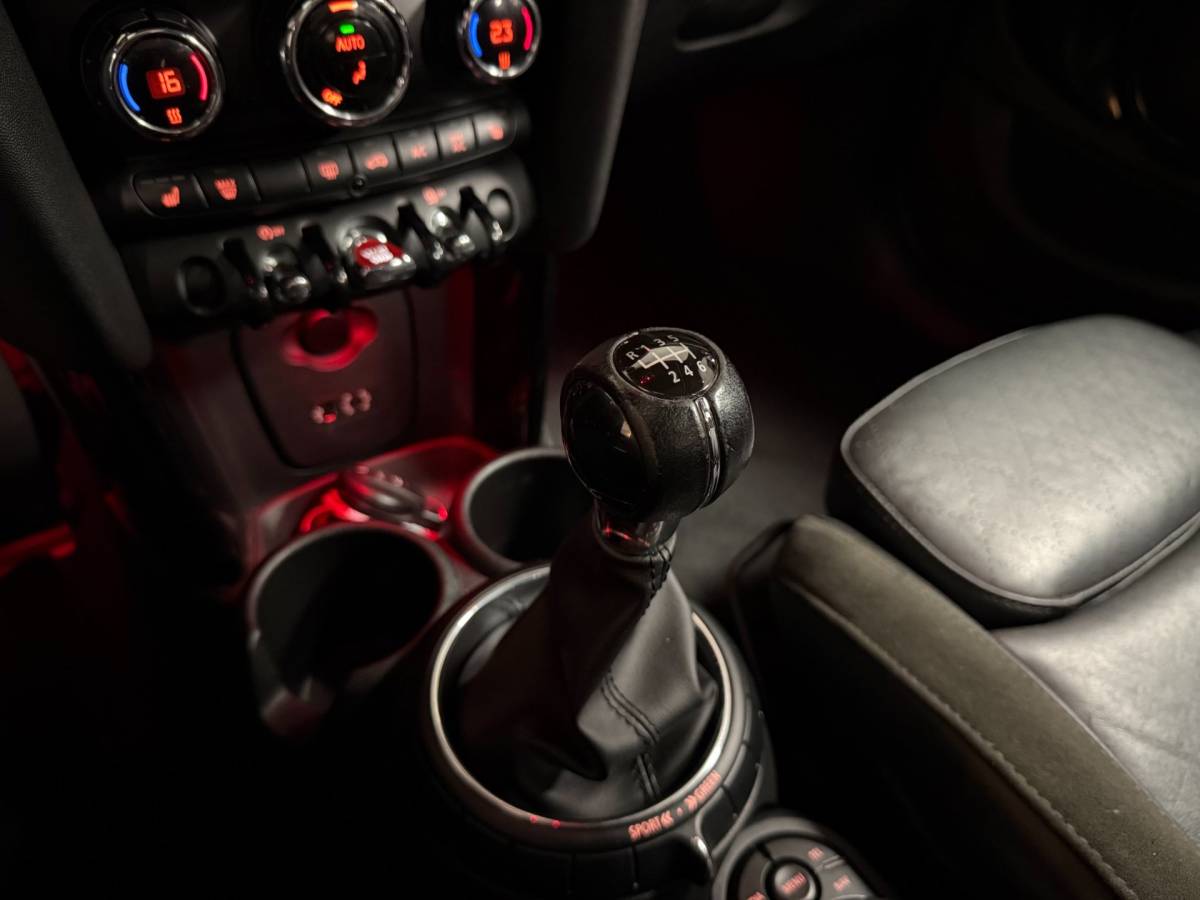 MINI 5-Deurs Mini 5-Deurs 1.5 Cooper Chili Serious Business *Pano/Schuifdak* Stoelverw.|Leer/Alcantara|Keyless|Navi|Cruise|Ambiance verlichting
