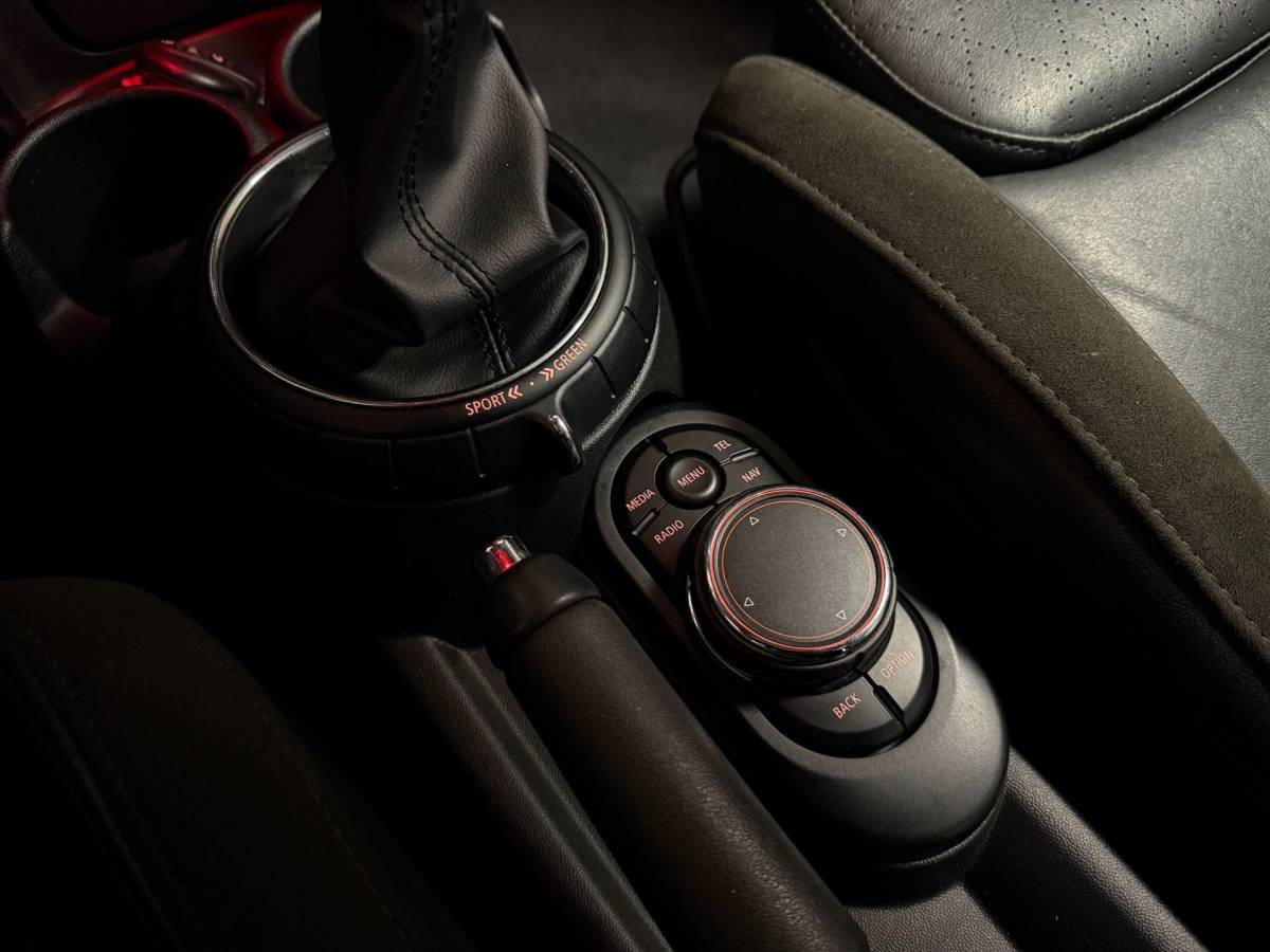 MINI 5-Deurs Mini 5-Deurs 1.5 Cooper Chili Serious Business *Pano/Schuifdak* Stoelverw.|Leer/Alcantara|Keyless|Navi|Cruise|Ambiance verlichting