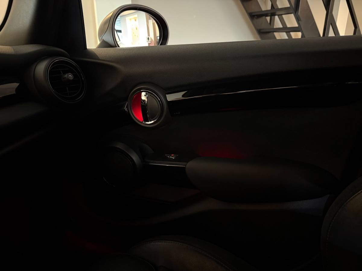 MINI 5-Deurs Mini 5-Deurs 1.5 Cooper Chili Serious Business *Pano/Schuifdak* Stoelverw.|Leer/Alcantara|Keyless|Navi|Cruise|Ambiance verlichting