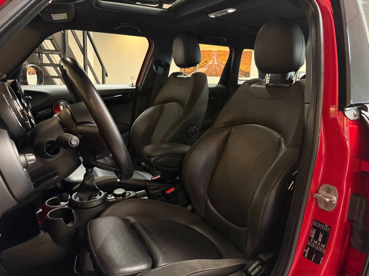 MINI 5-Deurs Mini 5-Deurs 1.5 Cooper Chili Serious Business *Pano/Schuifdak* Stoelverw.|Leer/Alcantara|Keyless|Navi|Cruise|Ambiance verlichting