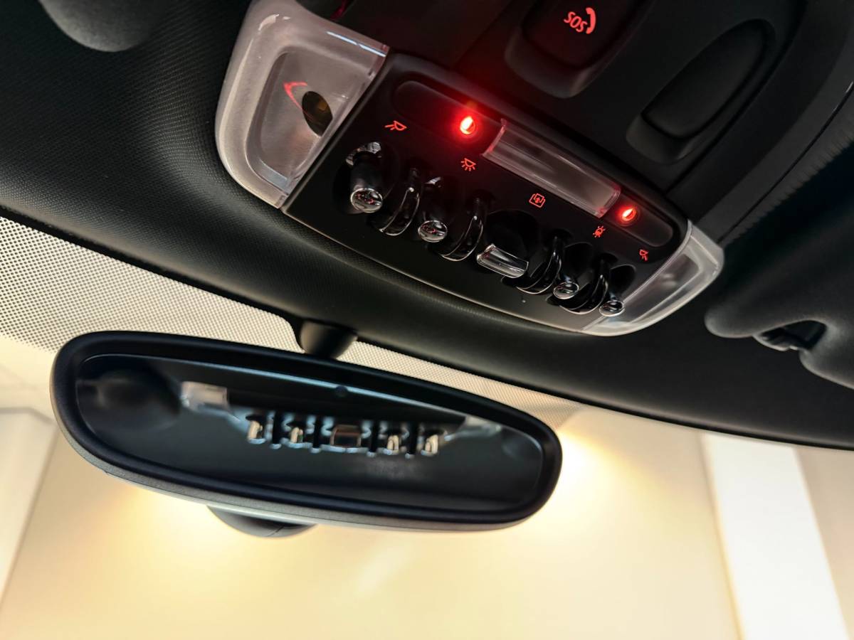 MINI 5-Deurs Mini 5-Deurs 1.5 Cooper Chili Serious Business *Pano/Schuifdak* Stoelverw.|Leer/Alcantara|Keyless|Navi|Cruise|Ambiance verlichting