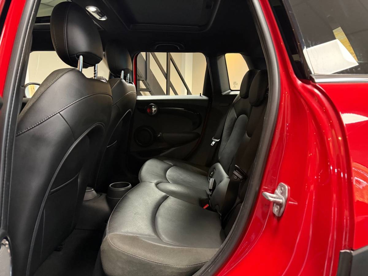 MINI 5-Deurs Mini 5-Deurs 1.5 Cooper Chili Serious Business *Pano/Schuifdak* Stoelverw.|Leer/Alcantara|Keyless|Navi|Cruise|Ambiance verlichting