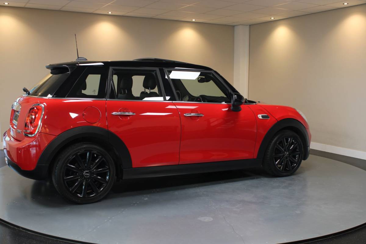 MINI 5-Deurs Mini 5-Deurs 1.5 Cooper Chili Serious Business *Pano/Schuifdak* Stoelverw.|Leer/Alcantara|Keyless|Navi|Cruise|Ambiance verlichting
