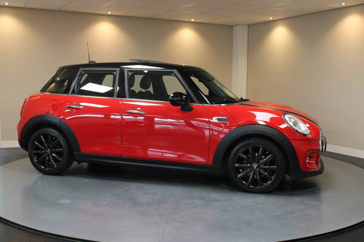 MINI 5-Deurs Mini 5-Deurs 1.5 Cooper Chili Serious Business *Pano/Schuifdak* Stoelverw.|Leer/Alcantara|Keyless|Navi|Cruise|Ambiance verlichting
