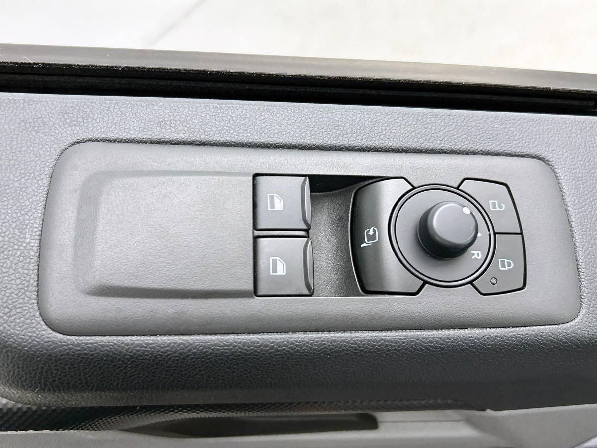 Ford Transit Custom Ford Transit Custom 300 2.0 TDCI L2H1 Trend Nieuw Model Trekhaak Navigatie Apple CarPlay Android Auto Camera Parkeerhulp Adaptive Cruise Control Full Led Climate Control Lichtmetalen velgen