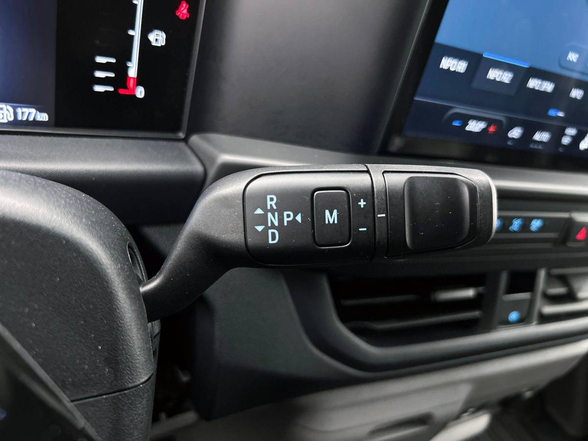 Ford Transit Custom Ford Transit Custom 300 2.0 TDCI L2H1 Trend Nieuw Model Trekhaak Navigatie Apple CarPlay Android Auto Camera Parkeerhulp Adaptive Cruise Control Full Led Climate Control Lichtmetalen velgen