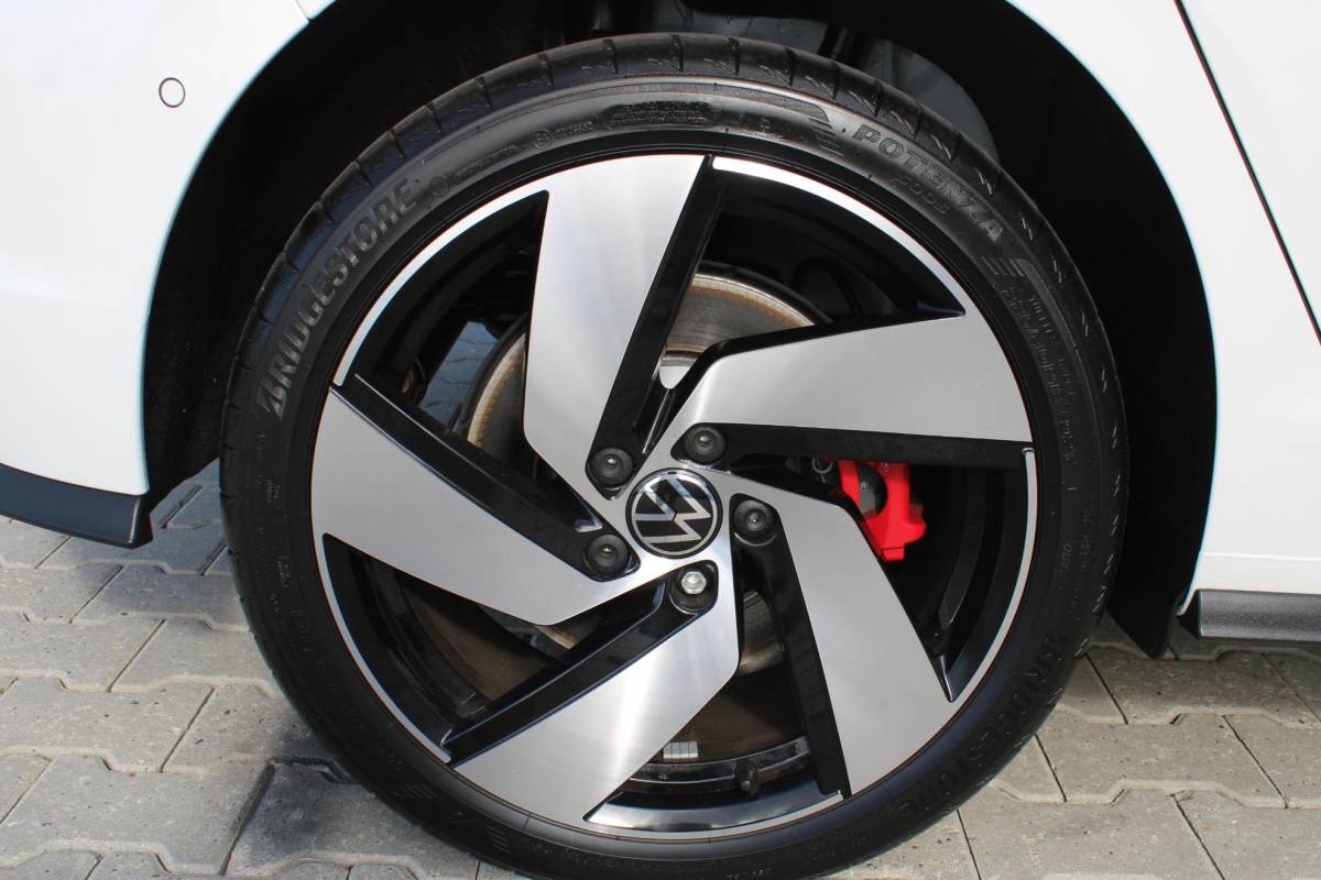 Volkswagen Golf Volkswagen Golf 1.5 eHybrid GTE | Incl. 12 maanden garantie | Schuif/kantel dak | Stoel/Stuur verwarming | Stoel ventilatie | Trekhaak | Apple CarPlay/Android Auto | Head-Up Display | Adaptieve cruise control | Achterruitrijcamera | Keyless Entry/Start | Climate Controle | Parkeersensoren | Parkeer Assistentie | IQ.Lights | Navigatie |