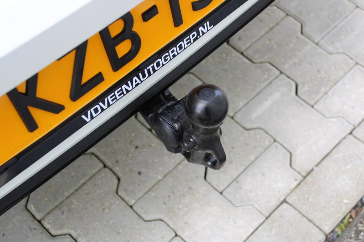 Volkswagen Golf Volkswagen Golf 1.5 eHybrid GTE | Incl. 12 maanden garantie | Schuif/kantel dak | Stoel/Stuur verwarming | Stoel ventilatie | Trekhaak | Apple CarPlay/Android Auto | Head-Up Display | Adaptieve cruise control | Achterruitrijcamera | Keyless Entry/Start | Climate Controle | Parkeersensoren | Parkeer Assistentie | IQ.Lights | Navigatie |