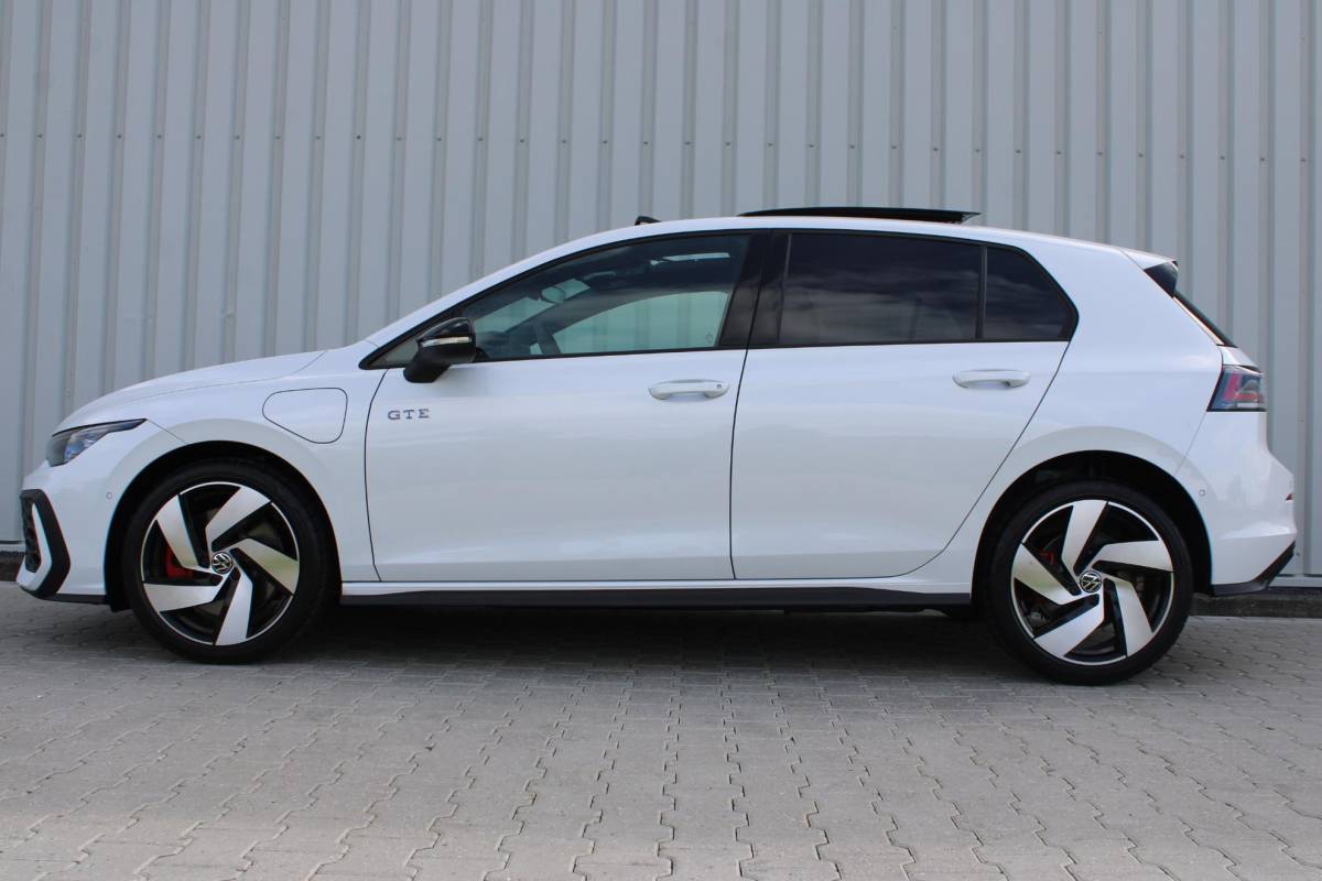 Volkswagen Golf Volkswagen Golf 1.5 eHybrid GTE | Incl. 12 maanden garantie | Schuif/kantel dak | Stoel/Stuur verwarming | Stoel ventilatie | Trekhaak | Apple CarPlay/Android Auto | Head-Up Display | Adaptieve cruise control | Achterruitrijcamera | Keyless Entry/Start | Climate Controle | Parkeersensoren | Parkeer Assistentie | IQ.Lights | Navigatie |