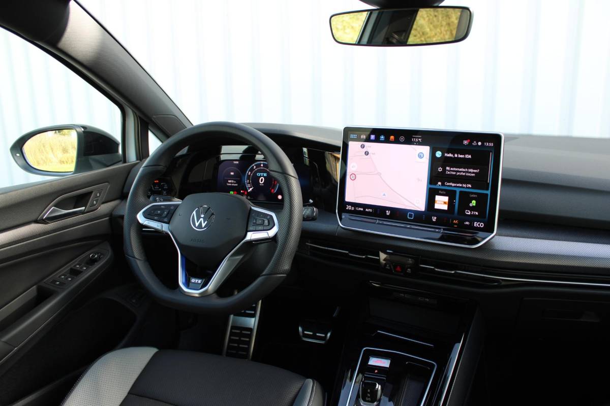 Volkswagen Golf Volkswagen Golf 1.5 eHybrid GTE | Incl. 12 maanden garantie | Schuif/kantel dak | Stoel/Stuur verwarming | Stoel ventilatie | Trekhaak | Apple CarPlay/Android Auto | Head-Up Display | Adaptieve cruise control | Achterruitrijcamera | Keyless Entry/Start | Climate Controle | Parkeersensoren | Parkeer Assistentie | IQ.Lights | Navigatie |