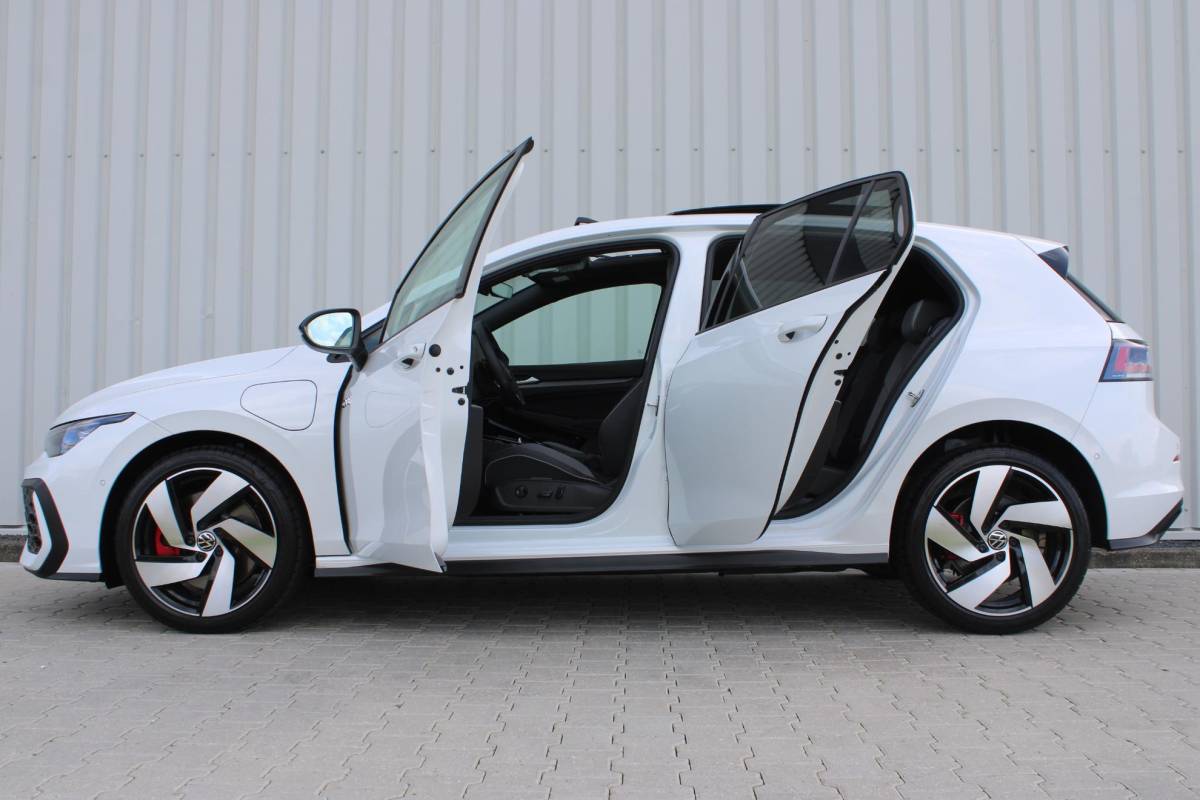 Volkswagen Golf Volkswagen Golf 1.5 eHybrid GTE | Incl. 12 maanden garantie | Schuif/kantel dak | Stoel/Stuur verwarming | Stoel ventilatie | Trekhaak | Apple CarPlay/Android Auto | Head-Up Display | Adaptieve cruise control | Achterruitrijcamera | Keyless Entry/Start | Climate Controle | Parkeersensoren | Parkeer Assistentie | IQ.Lights | Navigatie |