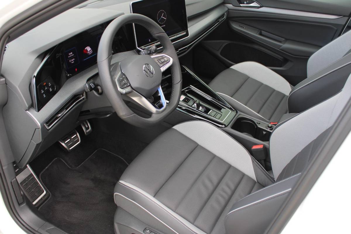 Volkswagen Golf Volkswagen Golf 1.5 eHybrid GTE | Incl. 12 maanden garantie | Schuif/kantel dak | Stoel/Stuur verwarming | Stoel ventilatie | Trekhaak | Apple CarPlay/Android Auto | Head-Up Display | Adaptieve cruise control | Achterruitrijcamera | Keyless Entry/Start | Climate Controle | Parkeersensoren | Parkeer Assistentie | IQ.Lights | Navigatie |
