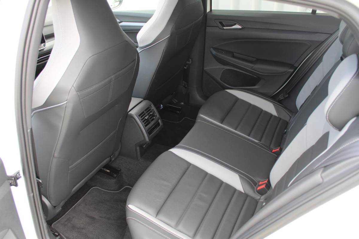 Volkswagen Golf Volkswagen Golf 1.5 eHybrid GTE | Incl. 12 maanden garantie | Schuif/kantel dak | Stoel/Stuur verwarming | Stoel ventilatie | Trekhaak | Apple CarPlay/Android Auto | Head-Up Display | Adaptieve cruise control | Achterruitrijcamera | Keyless Entry/Start | Climate Controle | Parkeersensoren | Parkeer Assistentie | IQ.Lights | Navigatie |