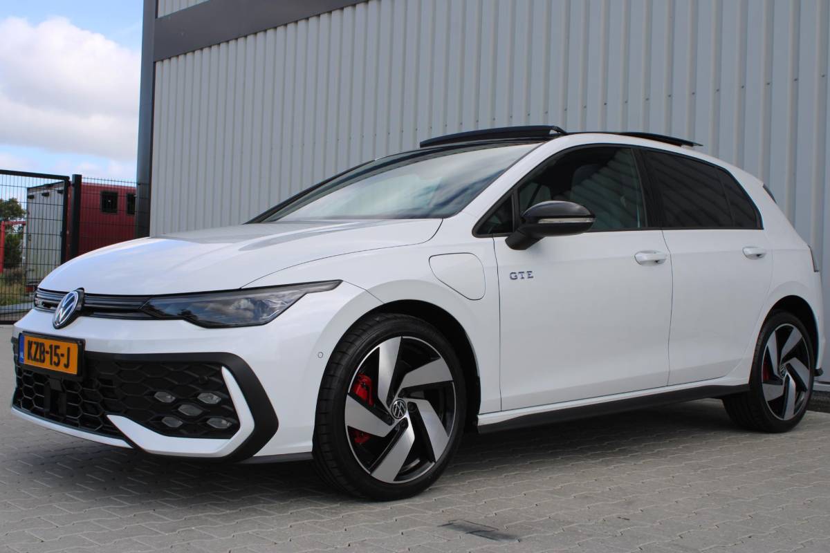 Volkswagen Golf Volkswagen Golf 1.5 eHybrid GTE | Incl. 12 maanden garantie | Schuif/kantel dak | Stoel/Stuur verwarming | Stoel ventilatie | Trekhaak | Apple CarPlay/Android Auto | Head-Up Display | Adaptieve cruise control | Achterruitrijcamera | Keyless Entry/Start | Climate Controle | Parkeersensoren | Parkeer Assistentie | IQ.Lights | Navigatie |