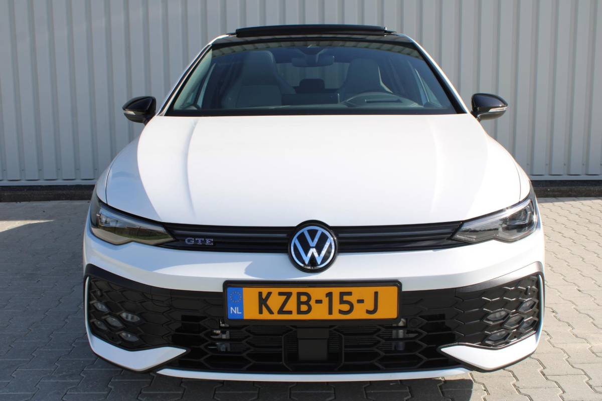 Volkswagen Golf Volkswagen Golf 1.5 eHybrid GTE | Incl. 12 maanden garantie | Schuif/kantel dak | Stoel/Stuur verwarming | Stoel ventilatie | Trekhaak | Apple CarPlay/Android Auto | Head-Up Display | Adaptieve cruise control | Achterruitrijcamera | Keyless Entry/Start | Climate Controle | Parkeersensoren | Parkeer Assistentie | IQ.Lights | Navigatie |