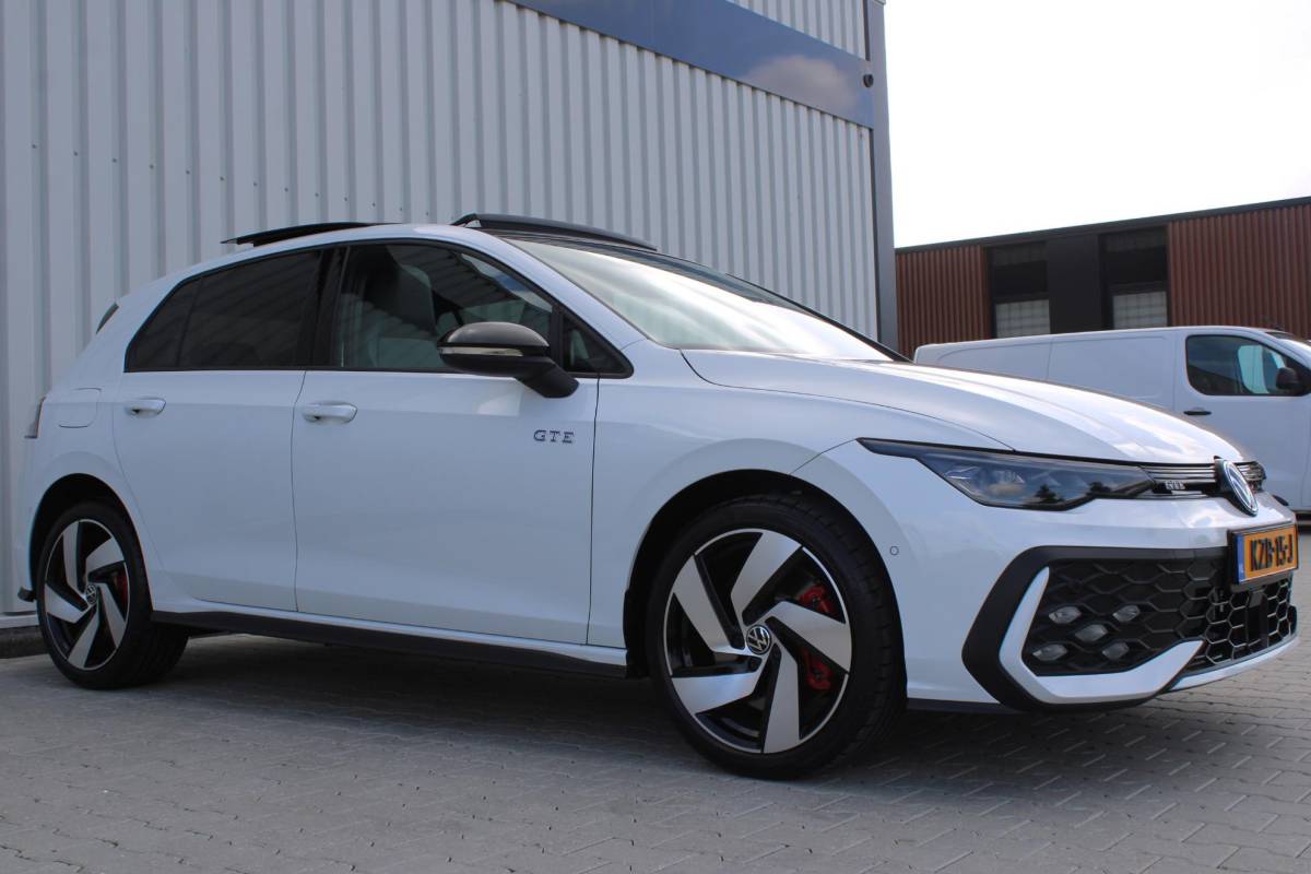 Volkswagen Golf Volkswagen Golf 1.5 eHybrid GTE | Incl. 12 maanden garantie | Schuif/kantel dak | Stoel/Stuur verwarming | Stoel ventilatie | Trekhaak | Apple CarPlay/Android Auto | Head-Up Display | Adaptieve cruise control | Achterruitrijcamera | Keyless Entry/Start | Climate Controle | Parkeersensoren | Parkeer Assistentie | IQ.Lights | Navigatie |