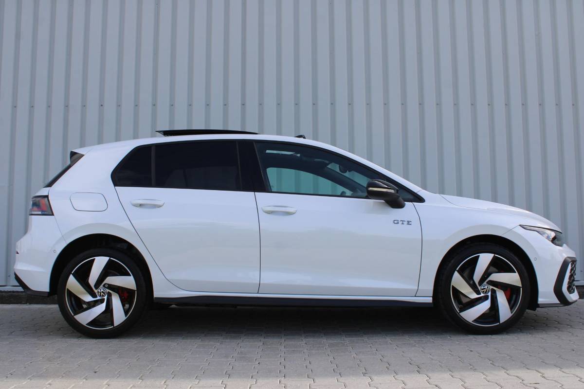 Volkswagen Golf Volkswagen Golf 1.5 eHybrid GTE | Incl. 12 maanden garantie | Schuif/kantel dak | Stoel/Stuur verwarming | Stoel ventilatie | Trekhaak | Apple CarPlay/Android Auto | Head-Up Display | Adaptieve cruise control | Achterruitrijcamera | Keyless Entry/Start | Climate Controle | Parkeersensoren | Parkeer Assistentie | IQ.Lights | Navigatie |