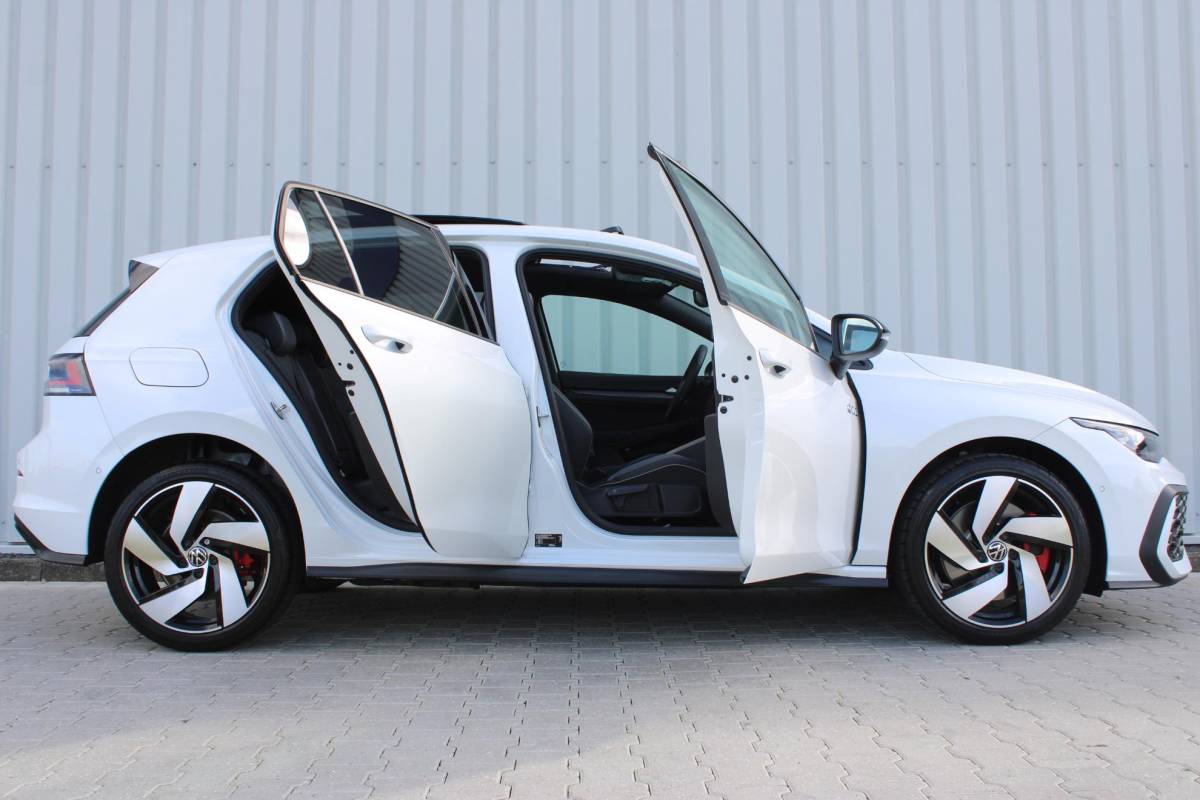 Volkswagen Golf Volkswagen Golf 1.5 eHybrid GTE | Incl. 12 maanden garantie | Schuif/kantel dak | Stoel/Stuur verwarming | Stoel ventilatie | Trekhaak | Apple CarPlay/Android Auto | Head-Up Display | Adaptieve cruise control | Achterruitrijcamera | Keyless Entry/Start | Climate Controle | Parkeersensoren | Parkeer Assistentie | IQ.Lights | Navigatie |
