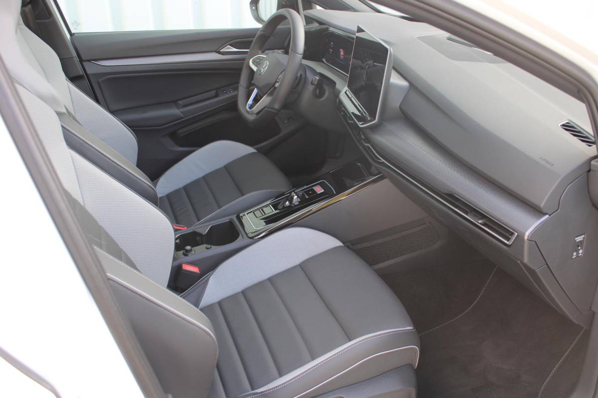 Volkswagen Golf Volkswagen Golf 1.5 eHybrid GTE | Incl. 12 maanden garantie | Schuif/kantel dak | Stoel/Stuur verwarming | Stoel ventilatie | Trekhaak | Apple CarPlay/Android Auto | Head-Up Display | Adaptieve cruise control | Achterruitrijcamera | Keyless Entry/Start | Climate Controle | Parkeersensoren | Parkeer Assistentie | IQ.Lights | Navigatie |