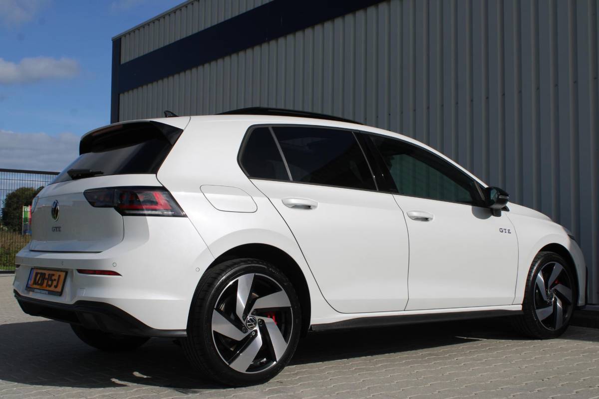 Volkswagen Golf Volkswagen Golf 1.5 eHybrid GTE | Incl. 12 maanden garantie | Schuif/kantel dak | Stoel/Stuur verwarming | Stoel ventilatie | Trekhaak | Apple CarPlay/Android Auto | Head-Up Display | Adaptieve cruise control | Achterruitrijcamera | Keyless Entry/Start | Climate Controle | Parkeersensoren | Parkeer Assistentie | IQ.Lights | Navigatie |