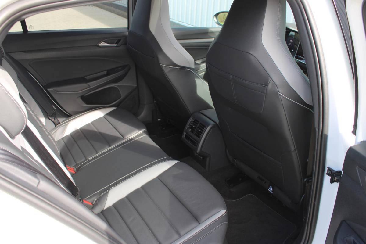 Volkswagen Golf Volkswagen Golf 1.5 eHybrid GTE | Incl. 12 maanden garantie | Schuif/kantel dak | Stoel/Stuur verwarming | Stoel ventilatie | Trekhaak | Apple CarPlay/Android Auto | Head-Up Display | Adaptieve cruise control | Achterruitrijcamera | Keyless Entry/Start | Climate Controle | Parkeersensoren | Parkeer Assistentie | IQ.Lights | Navigatie |