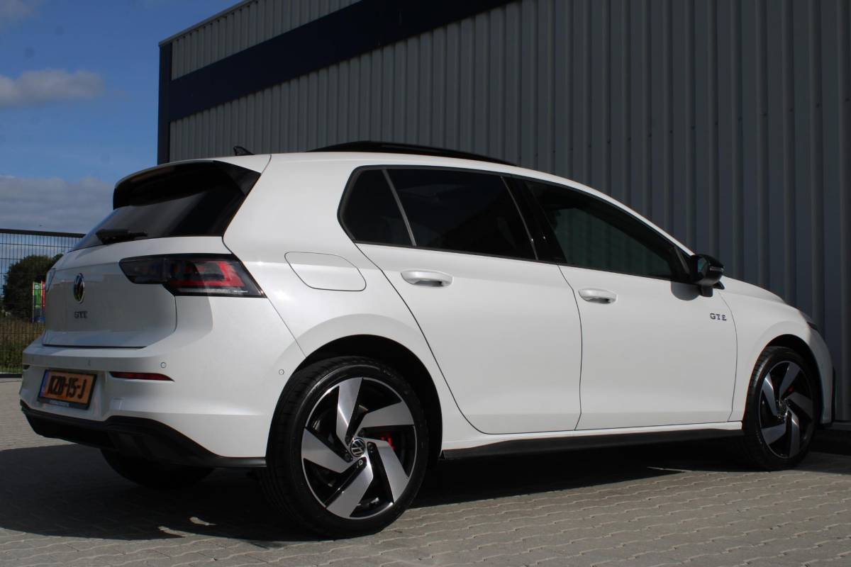 Volkswagen Golf Volkswagen Golf 1.5 eHybrid GTE | Incl. 12 maanden garantie | Schuif/kantel dak | Stoel/Stuur verwarming | Stoel ventilatie | Trekhaak | Apple CarPlay/Android Auto | Head-Up Display | Adaptieve cruise control | Achterruitrijcamera | Keyless Entry/Start | Climate Controle | Parkeersensoren | Parkeer Assistentie | IQ.Lights | Navigatie |