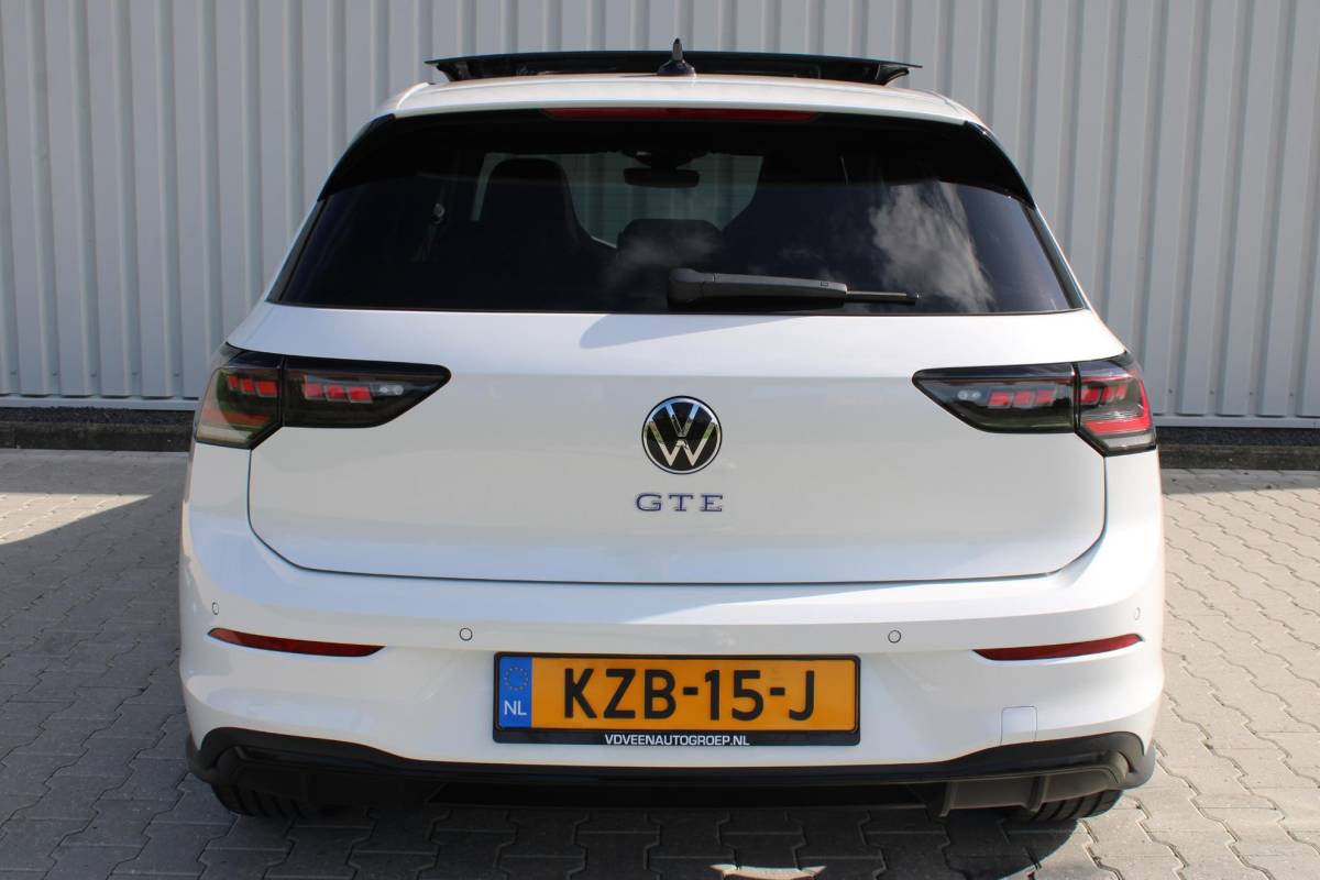 Volkswagen Golf Volkswagen Golf 1.5 eHybrid GTE | Incl. 12 maanden garantie | Schuif/kantel dak | Stoel/Stuur verwarming | Stoel ventilatie | Trekhaak | Apple CarPlay/Android Auto | Head-Up Display | Adaptieve cruise control | Achterruitrijcamera | Keyless Entry/Start | Climate Controle | Parkeersensoren | Parkeer Assistentie | IQ.Lights | Navigatie |