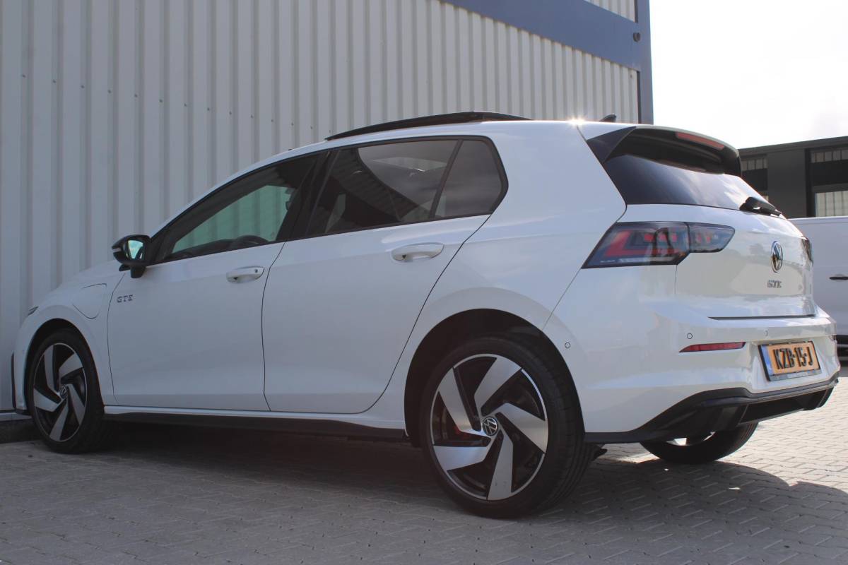 Volkswagen Golf Volkswagen Golf 1.5 eHybrid GTE | Incl. 12 maanden garantie | Schuif/kantel dak | Stoel/Stuur verwarming | Stoel ventilatie | Trekhaak | Apple CarPlay/Android Auto | Head-Up Display | Adaptieve cruise control | Achterruitrijcamera | Keyless Entry/Start | Climate Controle | Parkeersensoren | Parkeer Assistentie | IQ.Lights | Navigatie |