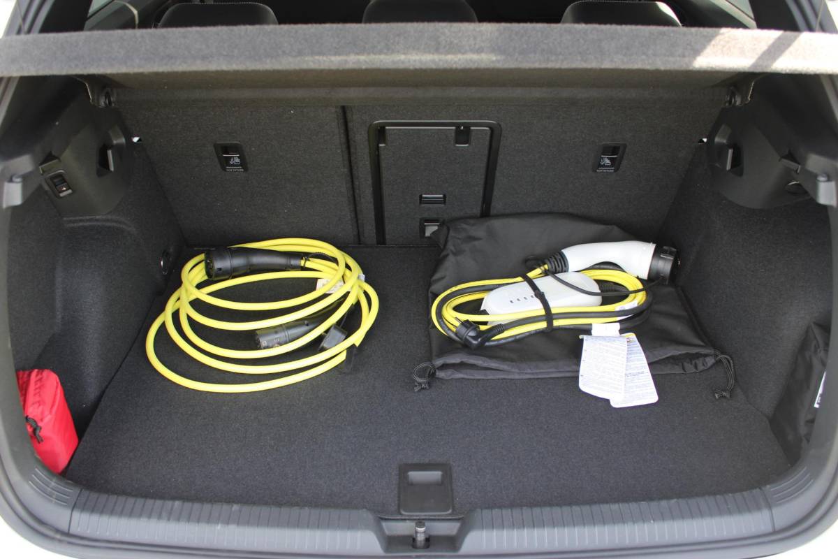 Volkswagen Golf Volkswagen Golf 1.5 eHybrid GTE | Incl. 12 maanden garantie | Schuif/kantel dak | Stoel/Stuur verwarming | Stoel ventilatie | Trekhaak | Apple CarPlay/Android Auto | Head-Up Display | Adaptieve cruise control | Achterruitrijcamera | Keyless Entry/Start | Climate Controle | Parkeersensoren | Parkeer Assistentie | IQ.Lights | Navigatie |