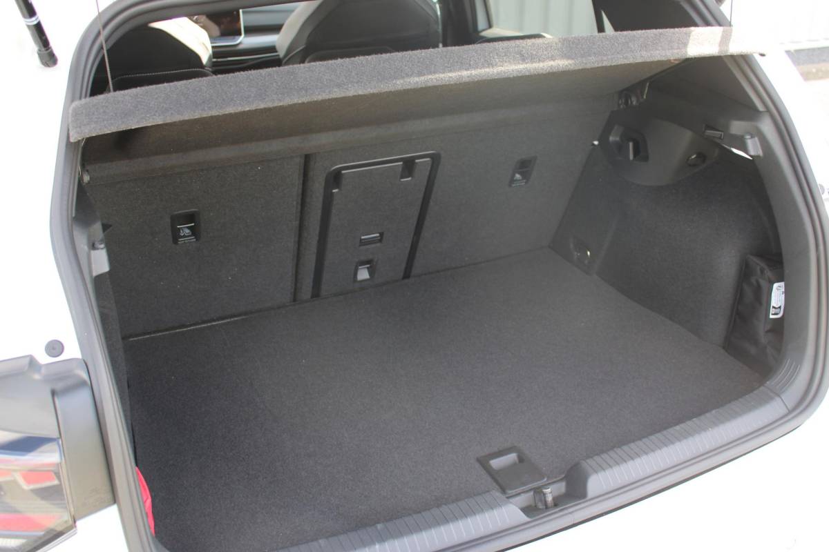 Volkswagen Golf Volkswagen Golf 1.5 eHybrid GTE | Incl. 12 maanden garantie | Schuif/kantel dak | Stoel/Stuur verwarming | Stoel ventilatie | Trekhaak | Apple CarPlay/Android Auto | Head-Up Display | Adaptieve cruise control | Achterruitrijcamera | Keyless Entry/Start | Climate Controle | Parkeersensoren | Parkeer Assistentie | IQ.Lights | Navigatie |