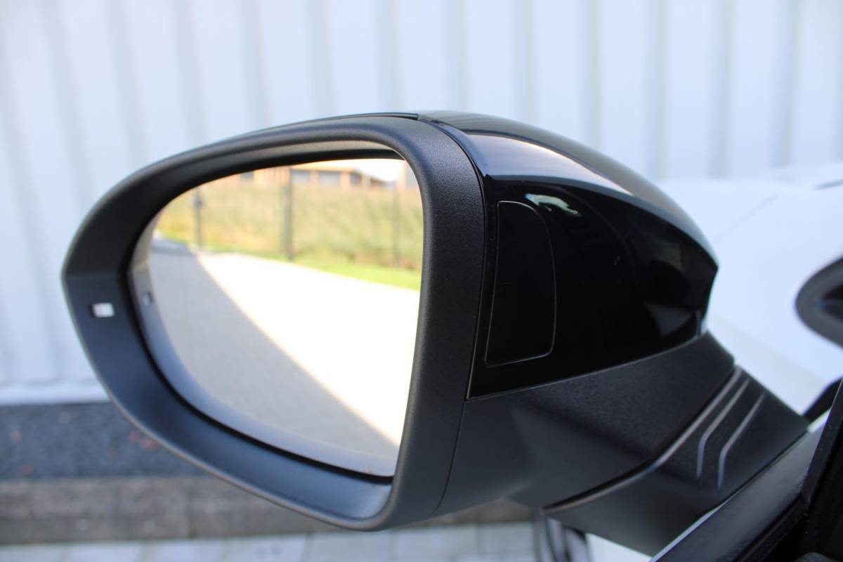 Volkswagen Golf Volkswagen Golf 1.5 eHybrid GTE | Incl. 12 maanden garantie | Schuif/kantel dak | Stoel/Stuur verwarming | Stoel ventilatie | Trekhaak | Apple CarPlay/Android Auto | Head-Up Display | Adaptieve cruise control | Achterruitrijcamera | Keyless Entry/Start | Climate Controle | Parkeersensoren | Parkeer Assistentie | IQ.Lights | Navigatie |