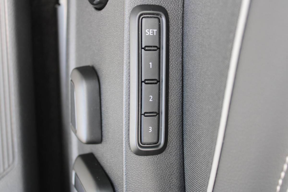 Volkswagen Golf Volkswagen Golf 1.5 eHybrid GTE | Incl. 12 maanden garantie | Schuif/kantel dak | Stoel/Stuur verwarming | Stoel ventilatie | Trekhaak | Apple CarPlay/Android Auto | Head-Up Display | Adaptieve cruise control | Achterruitrijcamera | Keyless Entry/Start | Climate Controle | Parkeersensoren | Parkeer Assistentie | IQ.Lights | Navigatie |