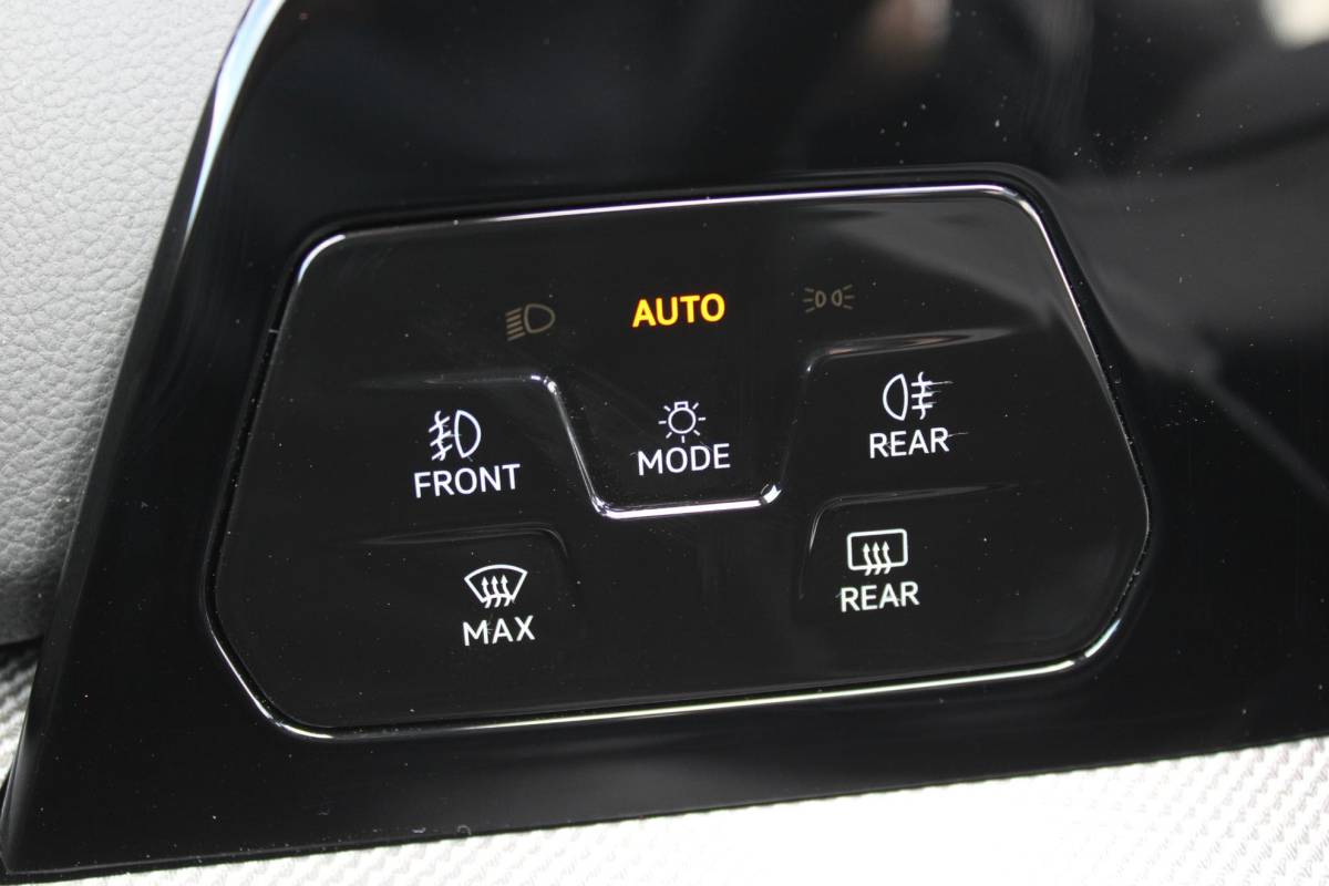Volkswagen Golf Volkswagen Golf 1.5 eHybrid GTE | Incl. 12 maanden garantie | Schuif/kantel dak | Stoel/Stuur verwarming | Stoel ventilatie | Trekhaak | Apple CarPlay/Android Auto | Head-Up Display | Adaptieve cruise control | Achterruitrijcamera | Keyless Entry/Start | Climate Controle | Parkeersensoren | Parkeer Assistentie | IQ.Lights | Navigatie |