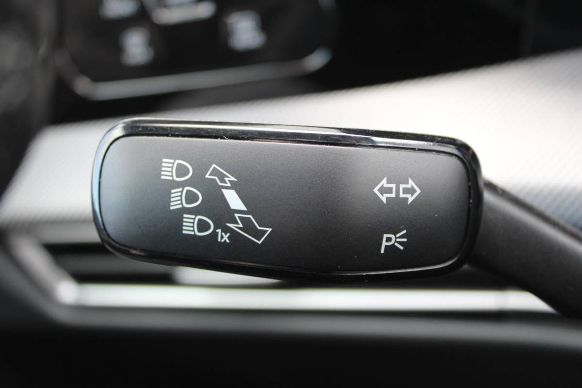 Volkswagen Golf Volkswagen Golf 1.5 eHybrid GTE | Incl. 12 maanden garantie | Schuif/kantel dak | Stoel/Stuur verwarming | Stoel ventilatie | Trekhaak | Apple CarPlay/Android Auto | Head-Up Display | Adaptieve cruise control | Achterruitrijcamera | Keyless Entry/Start | Climate Controle | Parkeersensoren | Parkeer Assistentie | IQ.Lights | Navigatie |