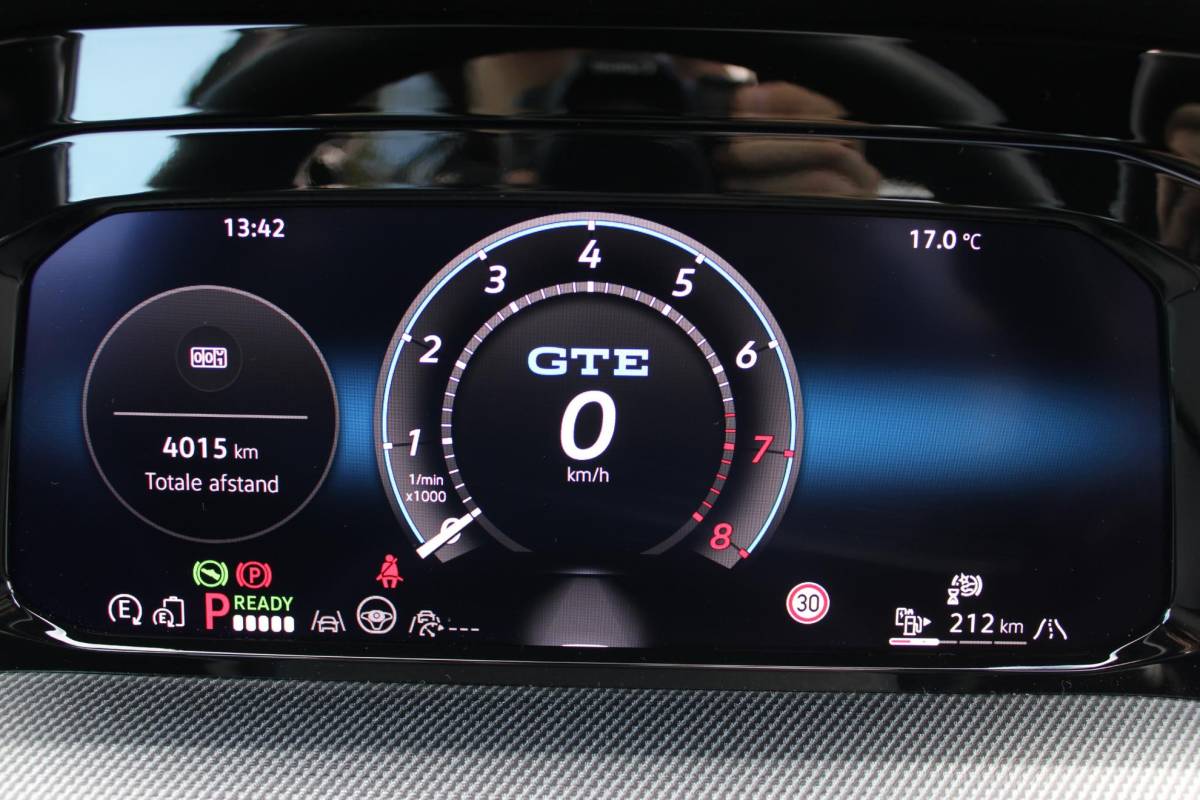 Volkswagen Golf Volkswagen Golf 1.5 eHybrid GTE | Incl. 12 maanden garantie | Schuif/kantel dak | Stoel/Stuur verwarming | Stoel ventilatie | Trekhaak | Apple CarPlay/Android Auto | Head-Up Display | Adaptieve cruise control | Achterruitrijcamera | Keyless Entry/Start | Climate Controle | Parkeersensoren | Parkeer Assistentie | IQ.Lights | Navigatie |