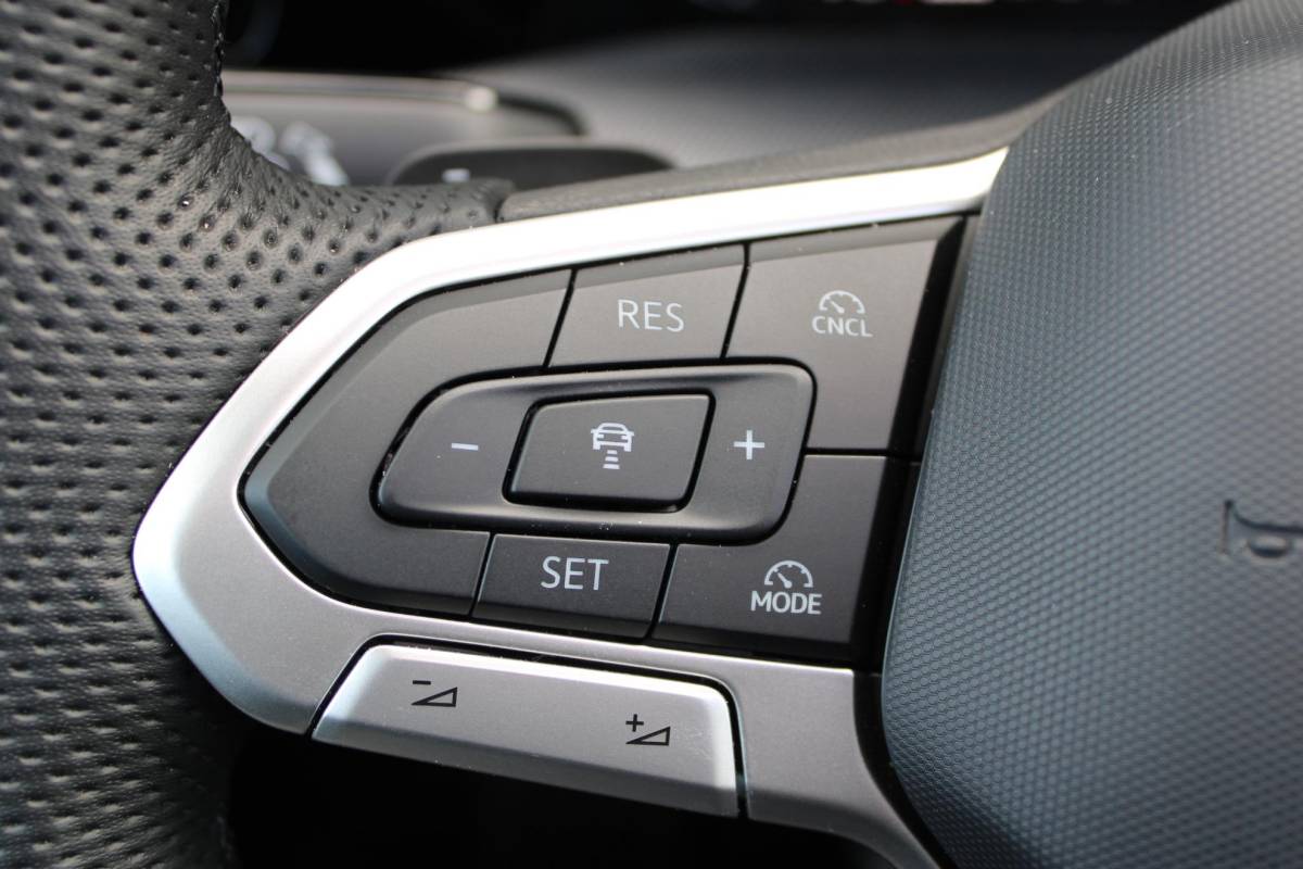 Volkswagen Golf Volkswagen Golf 1.5 eHybrid GTE | Incl. 12 maanden garantie | Schuif/kantel dak | Stoel/Stuur verwarming | Stoel ventilatie | Trekhaak | Apple CarPlay/Android Auto | Head-Up Display | Adaptieve cruise control | Achterruitrijcamera | Keyless Entry/Start | Climate Controle | Parkeersensoren | Parkeer Assistentie | IQ.Lights | Navigatie |
