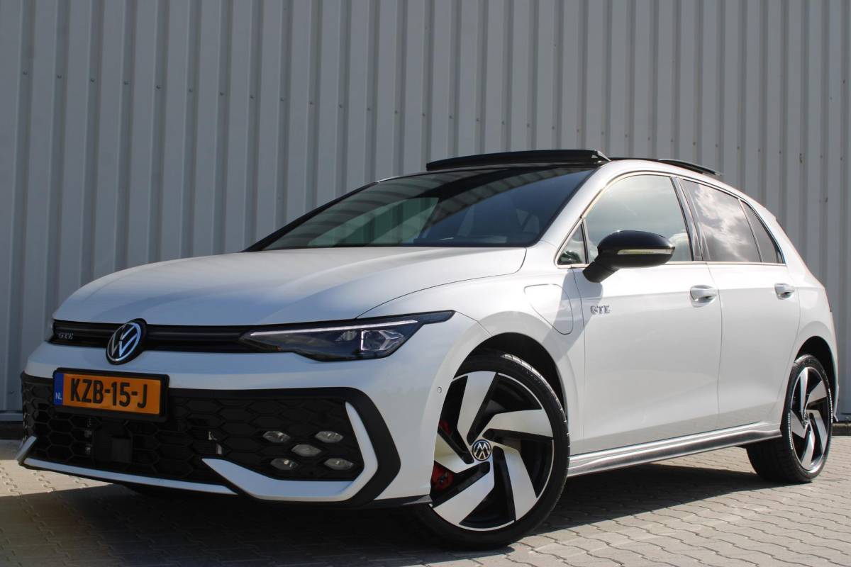 Volkswagen Golf Volkswagen Golf 1.5 eHybrid GTE | Incl. 12 maanden garantie | Schuif/kantel dak | Stoel/Stuur verwarming | Stoel ventilatie | Trekhaak | Apple CarPlay/Android Auto | Head-Up Display | Adaptieve cruise control | Achterruitrijcamera | Keyless Entry/Start | Climate Controle | Parkeersensoren | Parkeer Assistentie | IQ.Lights | Navigatie |