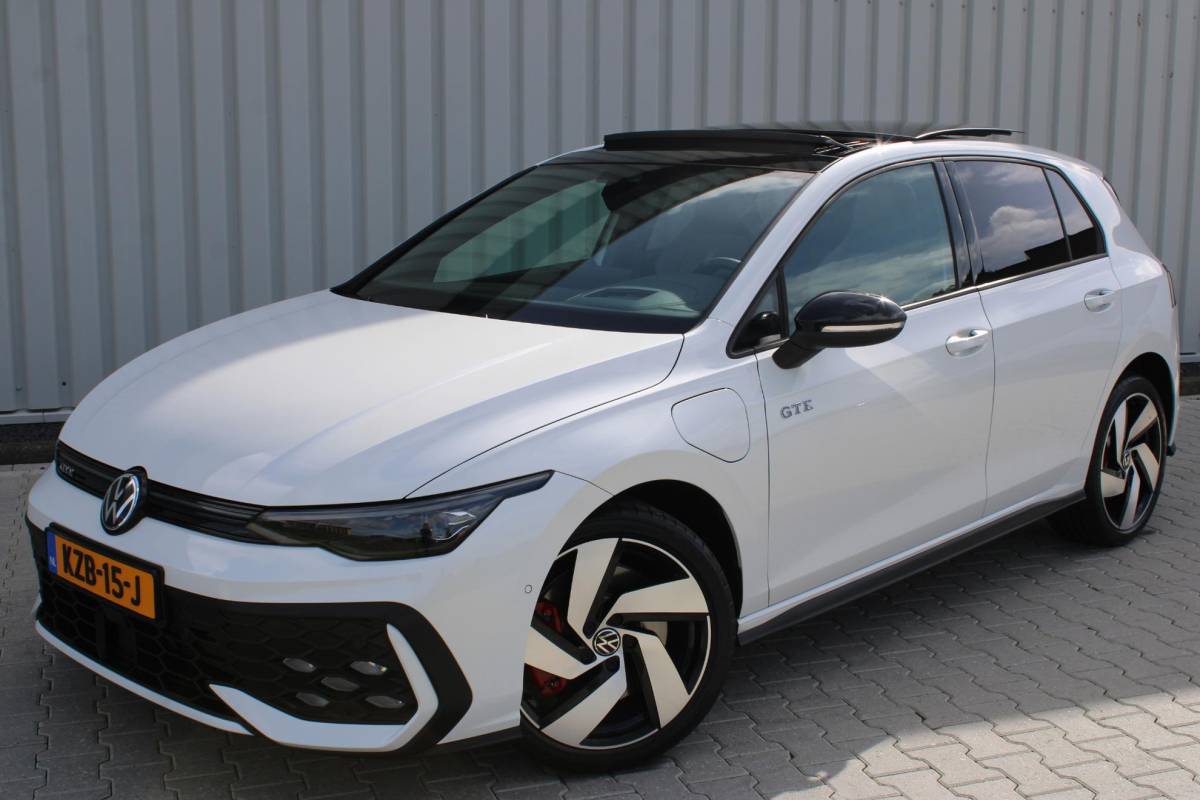 Volkswagen Golf Volkswagen Golf 1.5 eHybrid GTE | Incl. 12 maanden garantie | Schuif/kantel dak | Stoel/Stuur verwarming | Stoel ventilatie | Trekhaak | Apple CarPlay/Android Auto | Head-Up Display | Adaptieve cruise control | Achterruitrijcamera | Keyless Entry/Start | Climate Controle | Parkeersensoren | Parkeer Assistentie | IQ.Lights | Navigatie |