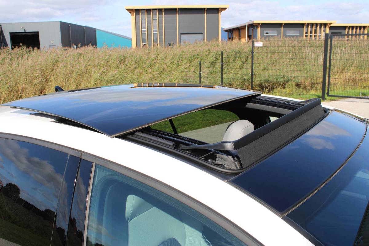 Volkswagen Golf Volkswagen Golf 1.5 eHybrid GTE | Incl. 12 maanden garantie | Schuif/kantel dak | Stoel/Stuur verwarming | Stoel ventilatie | Trekhaak | Apple CarPlay/Android Auto | Head-Up Display | Adaptieve cruise control | Achterruitrijcamera | Keyless Entry/Start | Climate Controle | Parkeersensoren | Parkeer Assistentie | IQ.Lights | Navigatie |