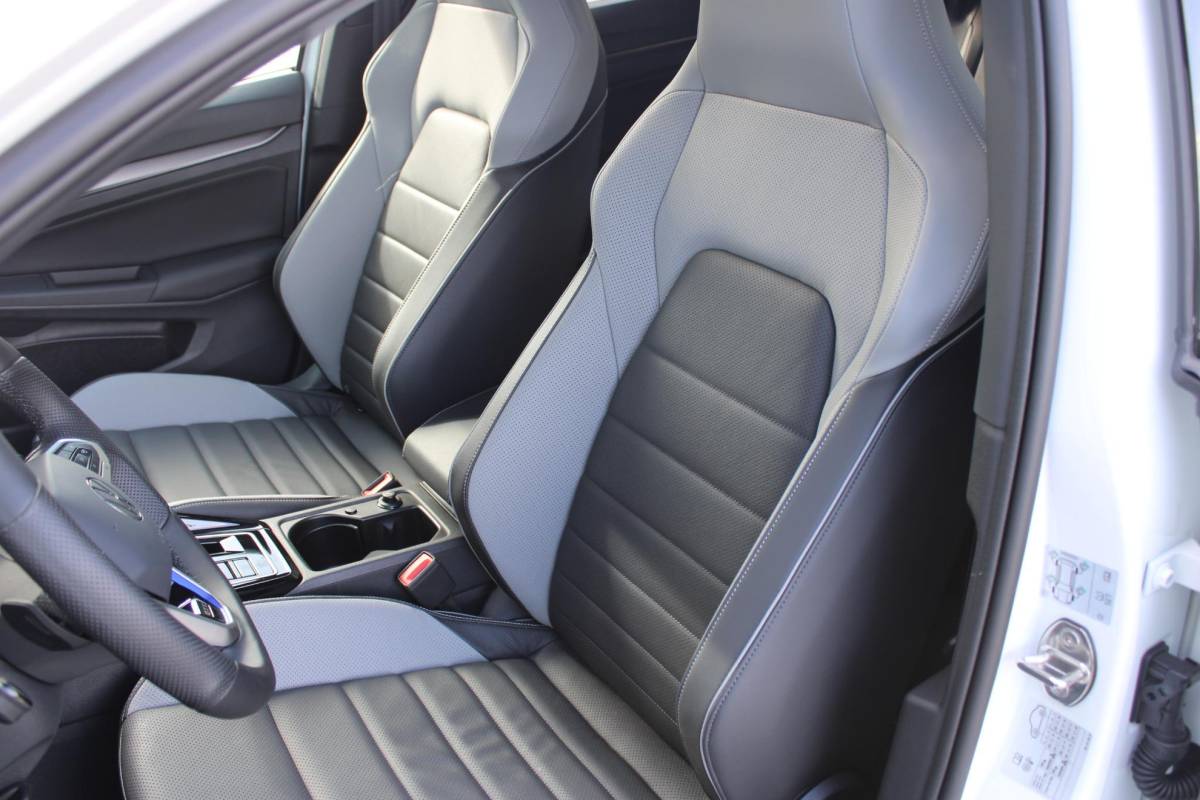 Volkswagen Golf Volkswagen Golf 1.5 eHybrid GTE | Incl. 12 maanden garantie | Schuif/kantel dak | Stoel/Stuur verwarming | Stoel ventilatie | Trekhaak | Apple CarPlay/Android Auto | Head-Up Display | Adaptieve cruise control | Achterruitrijcamera | Keyless Entry/Start | Climate Controle | Parkeersensoren | Parkeer Assistentie | IQ.Lights | Navigatie |