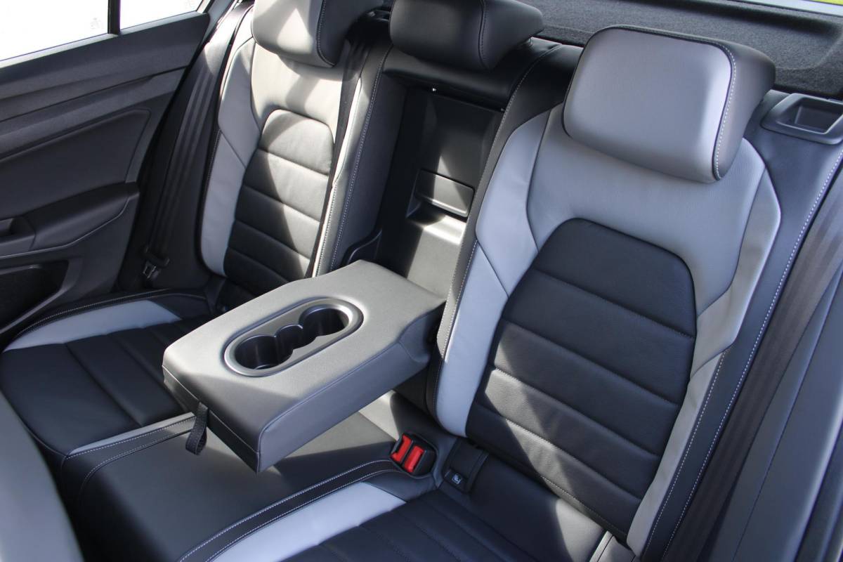 Volkswagen Golf Volkswagen Golf 1.5 eHybrid GTE | Incl. 12 maanden garantie | Schuif/kantel dak | Stoel/Stuur verwarming | Stoel ventilatie | Trekhaak | Apple CarPlay/Android Auto | Head-Up Display | Adaptieve cruise control | Achterruitrijcamera | Keyless Entry/Start | Climate Controle | Parkeersensoren | Parkeer Assistentie | IQ.Lights | Navigatie |