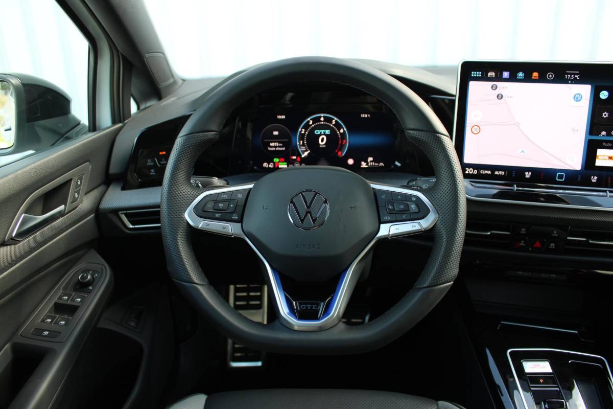 Volkswagen Golf Volkswagen Golf 1.5 eHybrid GTE | Incl. 12 maanden garantie | Schuif/kantel dak | Stoel/Stuur verwarming | Stoel ventilatie | Trekhaak | Apple CarPlay/Android Auto | Head-Up Display | Adaptieve cruise control | Achterruitrijcamera | Keyless Entry/Start | Climate Controle | Parkeersensoren | Parkeer Assistentie | IQ.Lights | Navigatie |